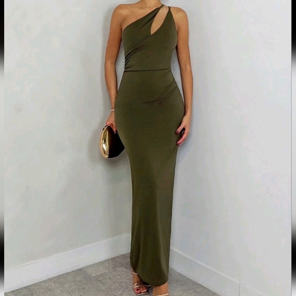 Women's Solid Color One-Shoulder Pleated Sexy Fashion Long Dress - Picture 1 of 4